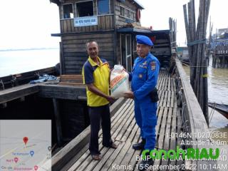 Bantu ringankan beban masyarakat, Satpolairud dan Polsek Tebingtinggi salurkan bansos Sembako